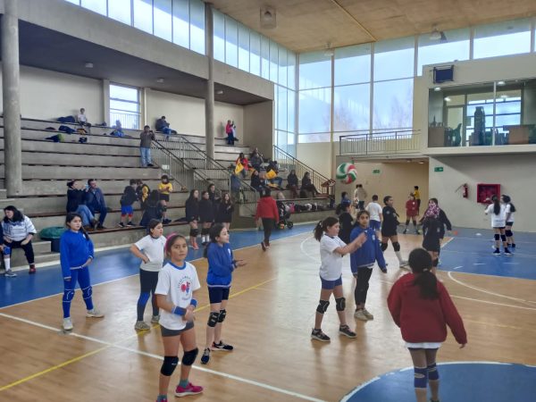 Partido de Mini Liga de Voleibol del Sur en el Colegio Osorno College